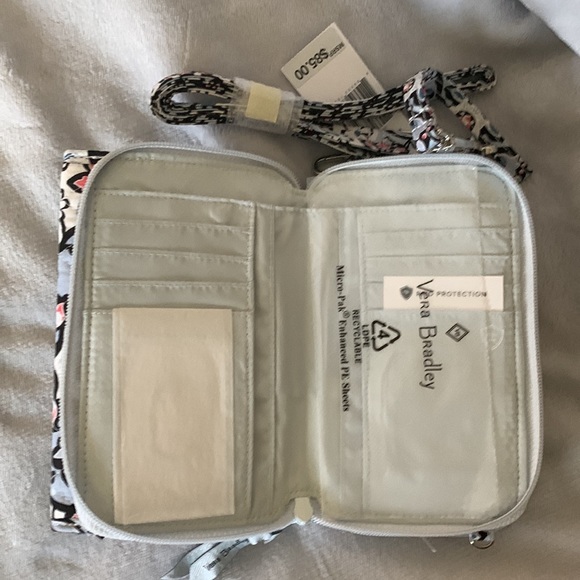 Vera Bradley Lisbon Medallion 3 in 1 (crossbody, wallet or wristlet) - Picture 4 of 6